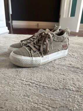 Blowfish women's 7:5 Casual Frayed Canvas Sneakers in Taupe